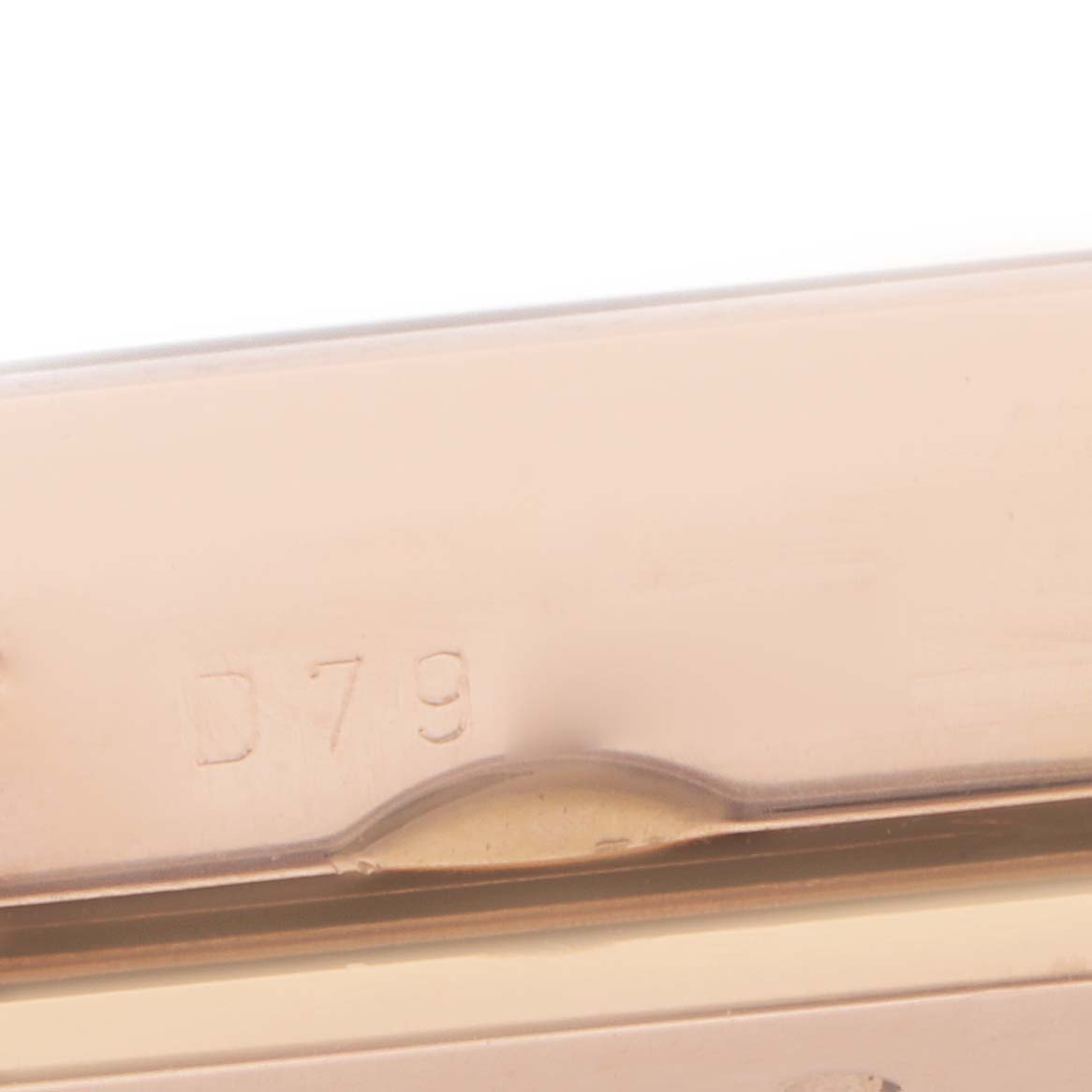 The image shows a close-up of the watch band, particularly a part with an engraving on the Rolex Cellini 5442/5 Men
s Rose Gold Black Dial model.