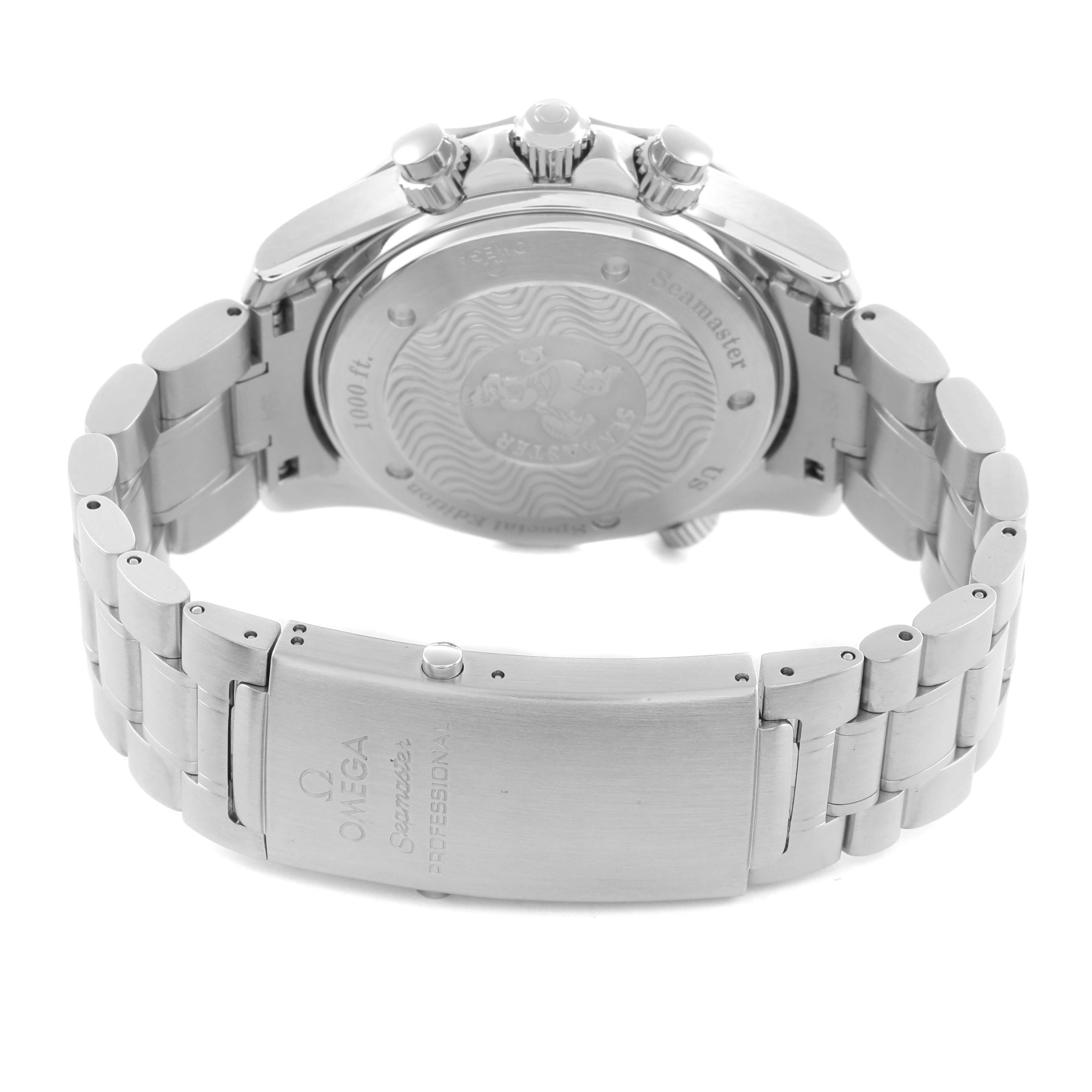 The image shows the back and clasp of an Omega Seamaster 2589.30.00 Men
s Stainless Steel Silver Dial watch, highlighting the case back, bracelet, and clasp engravings.